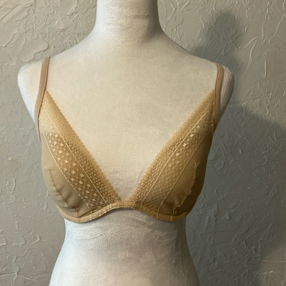 Victoria’s Secret Incredible plunge bra size 32DD